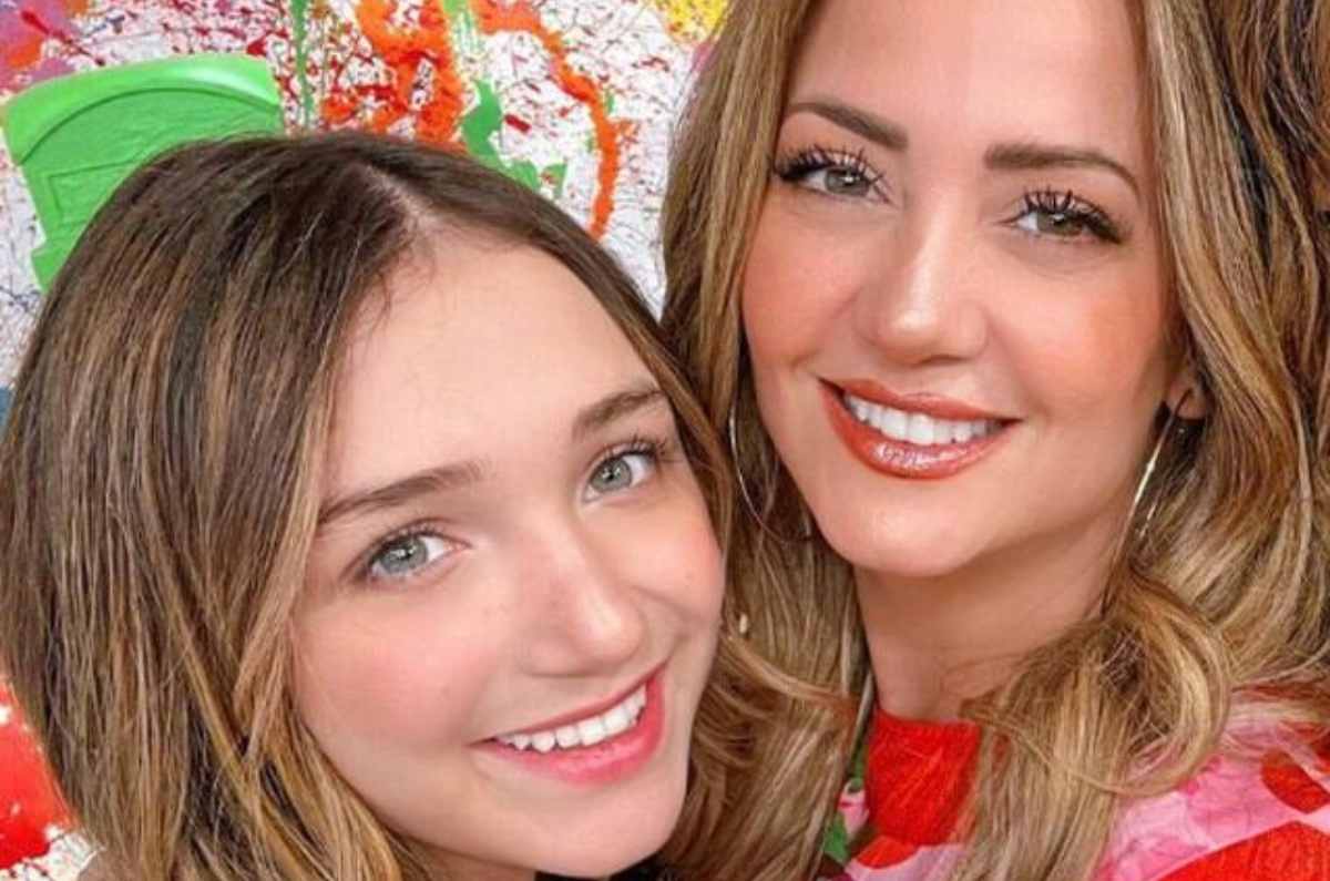 Ella es Nina Rubín la hija de Andrea Legarreta que está conquistando el teatro