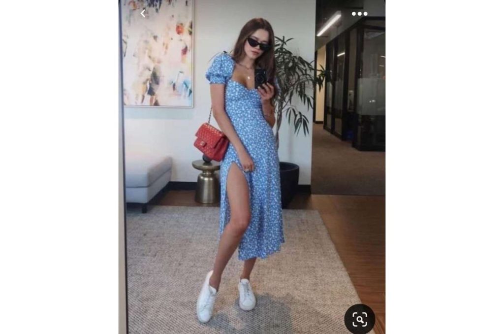 10 outfits con vestidos cortos y tenis blancos para lucir arreglada en temporada de calor 4