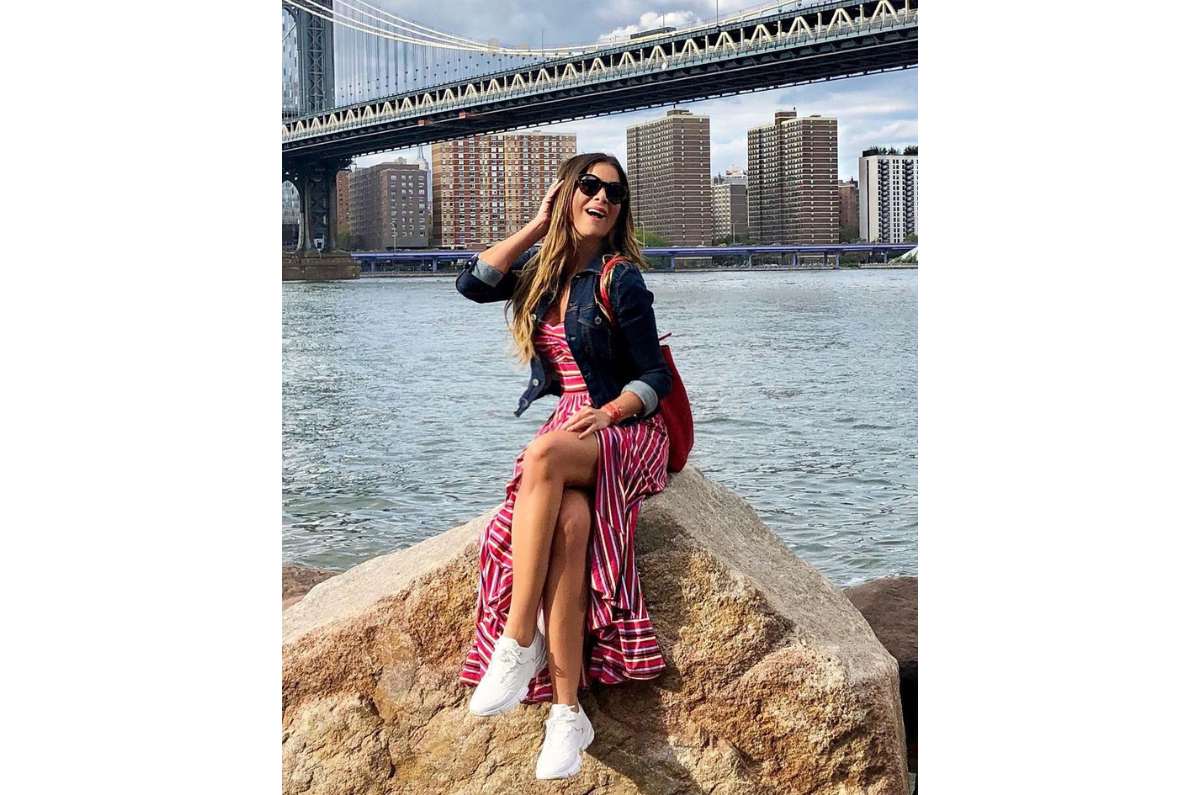 outfits-con-vestidos-tenis-blancos