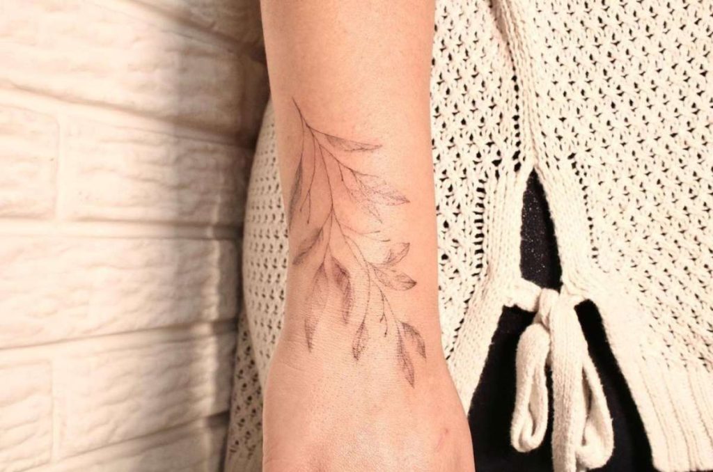 20 tatuajes de flores en el antebrazo que lucen preciosos 4