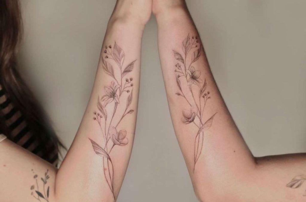 tatuaje enredadera y flores para el brazo