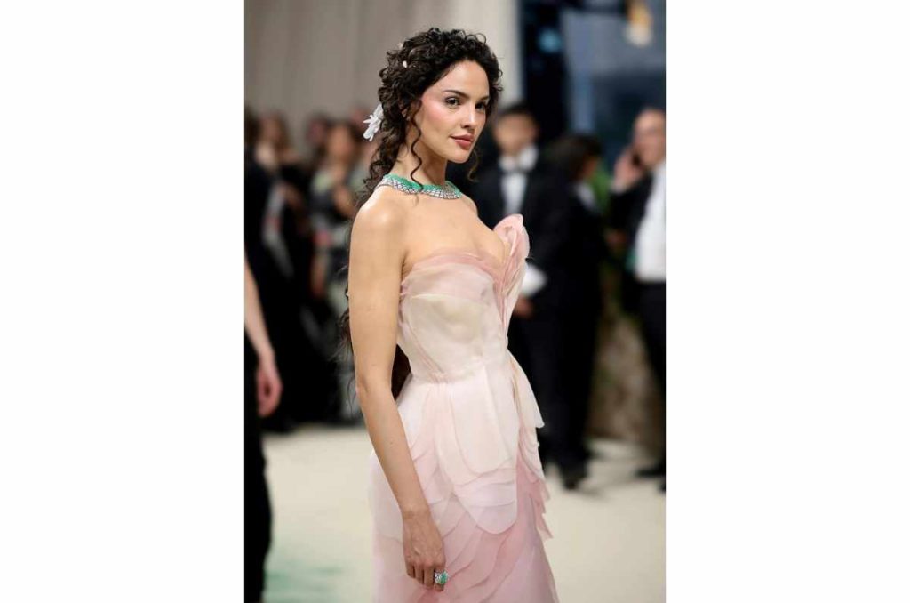 Eiza González deslumbra en sublime vestido rosa en el Met Gala 2024 0