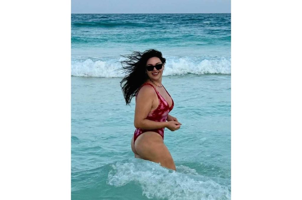 Celina de «Rebelde» muestra cómo llevar traje de baño completo si eres curvy 0
