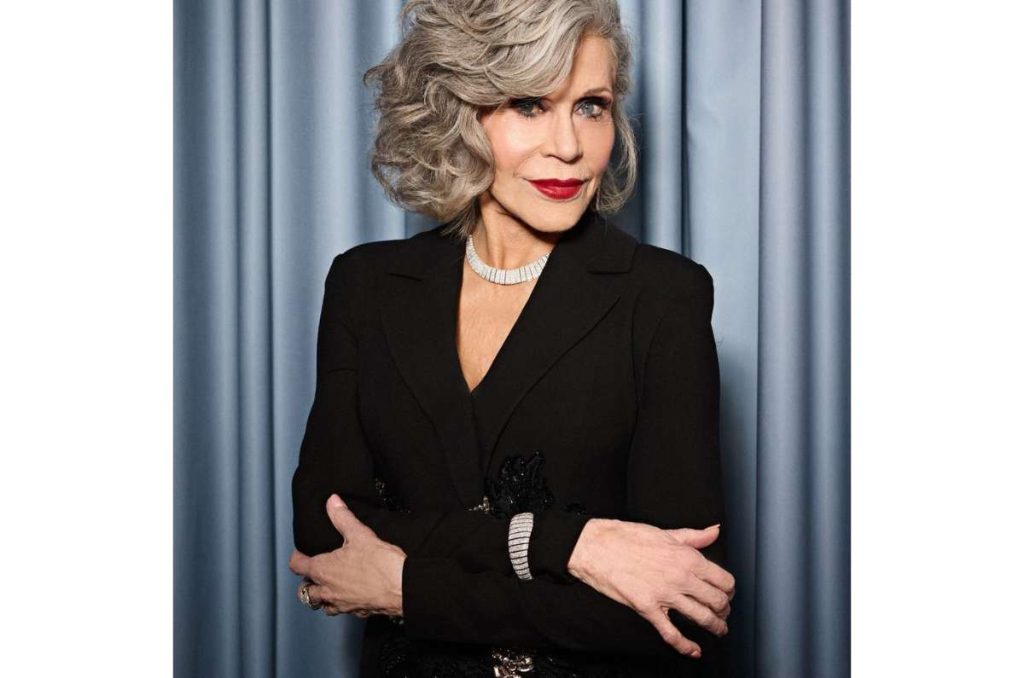 Jane Fonda muestra cómo llevar labios rojos de la manera más glamurosa a los 86 años 1