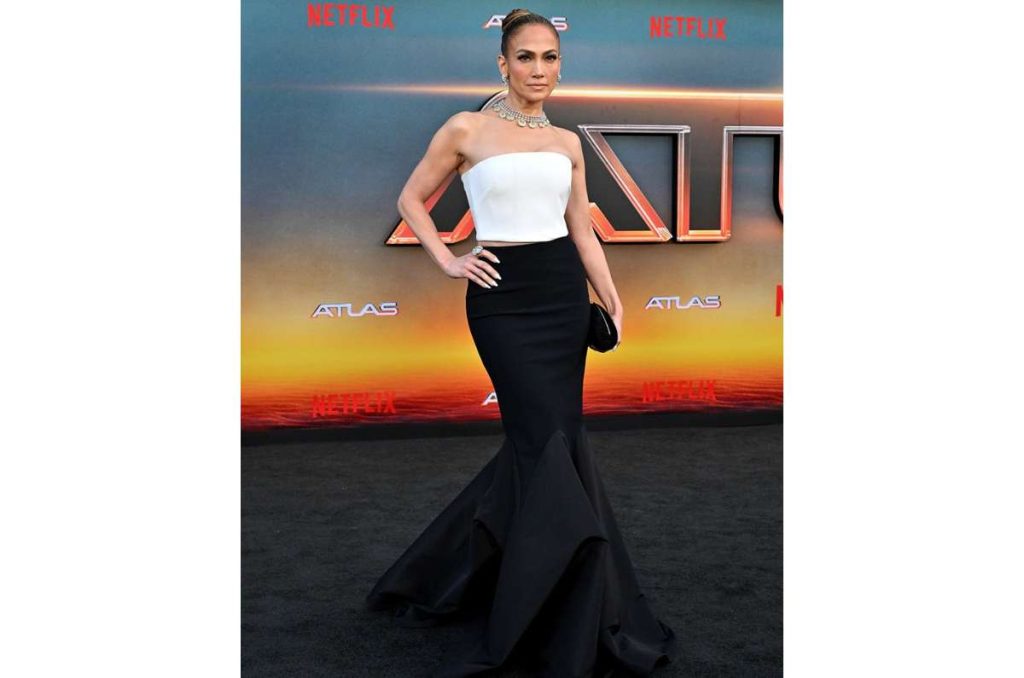 Cómo llevar el corte de sirena cuando tienes mucho booty, como Jennifer López 0