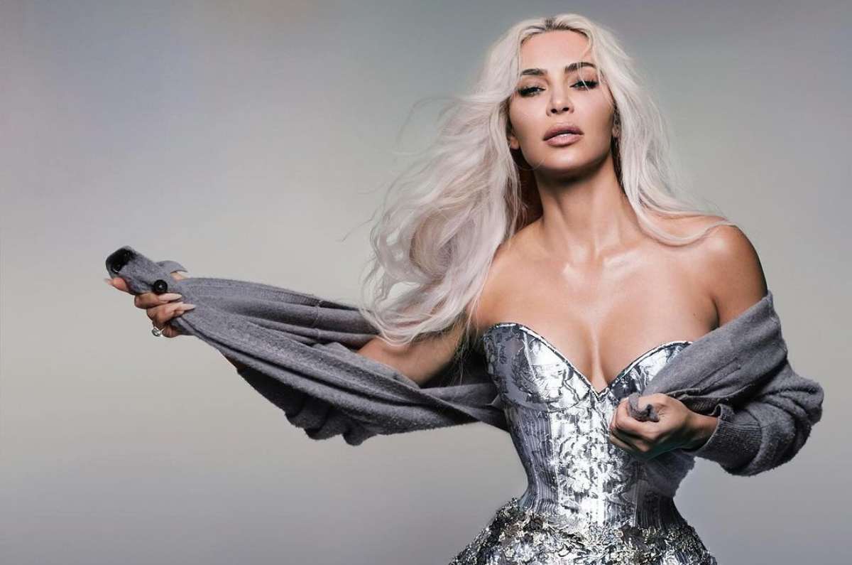 La historia detrás del suéter gris con bolitas de Kim Kardashian en la Met Gala