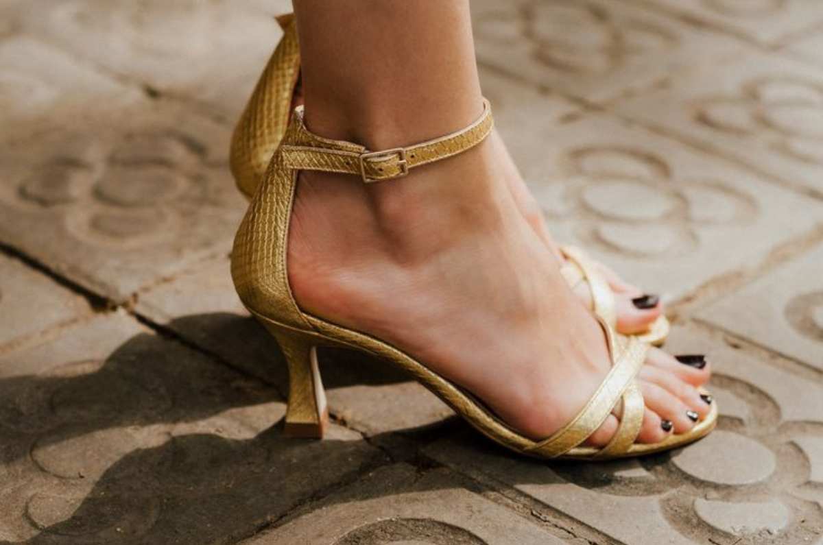 7 outfits frescos para usar en verano con sandalias de tacón