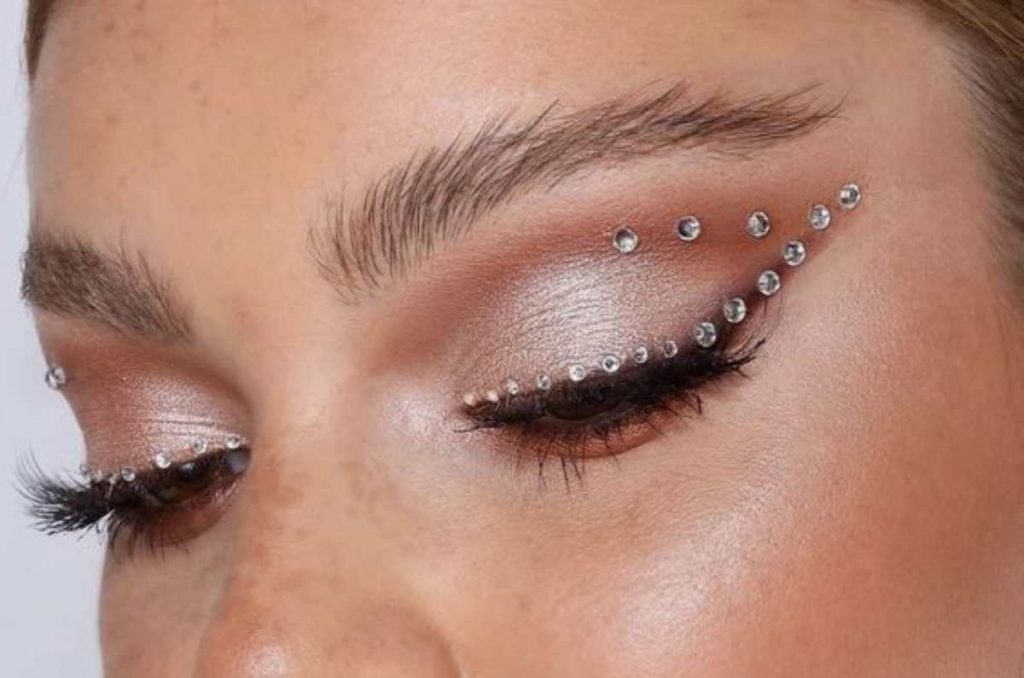 7 formas con las que puedes usar piedritas en el rostro al estilo Euphoria 5