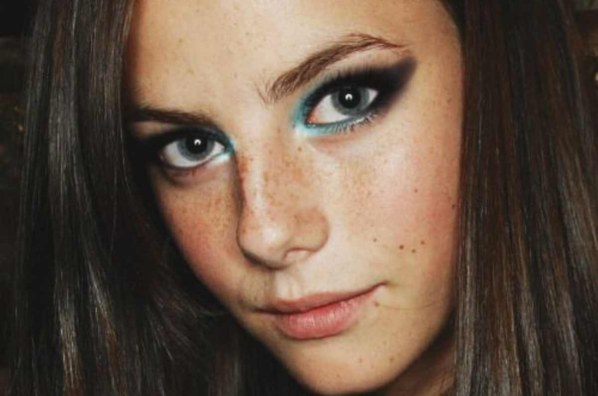Messy makeup: 5 productos para lograr el maquillaje emo de los 2000