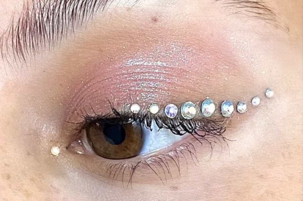 7 formas con las que puedes usar piedritas en el rostro al estilo Euphoria 1