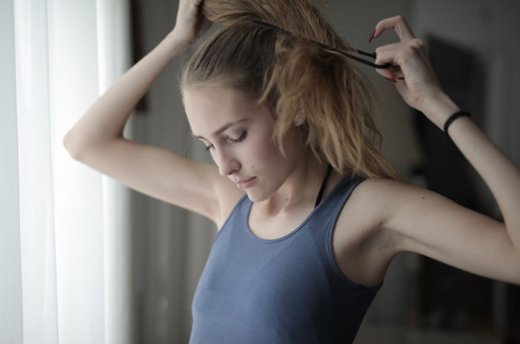 amarrar el cabello sin liga