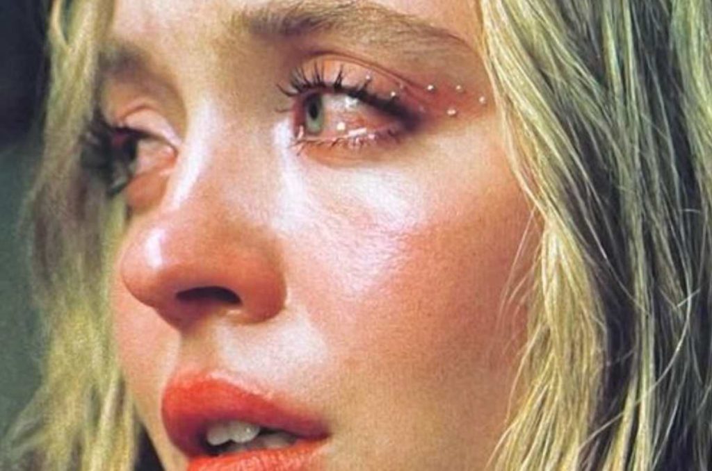 7 formas con las que puedes usar piedritas en el rostro al estilo Euphoria 6