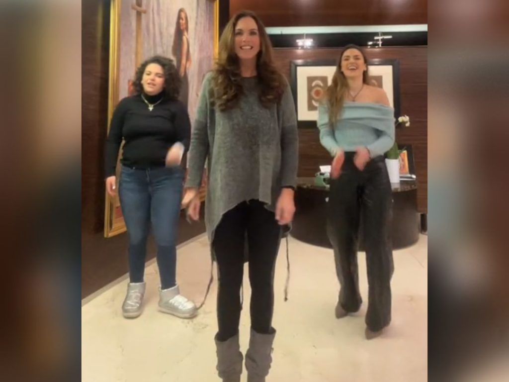Ella es Montserrat, la hermosa sobrina de Lucero que es igualita a ella 2