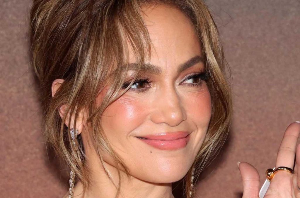 Cómo lograr el maquillaje ‘sunset blush’ que lució JLo en su visita a CDMX 0