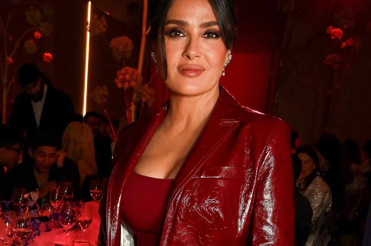 Salma Hayek muestra cómo llevar vestidos de tirantes a los 50s