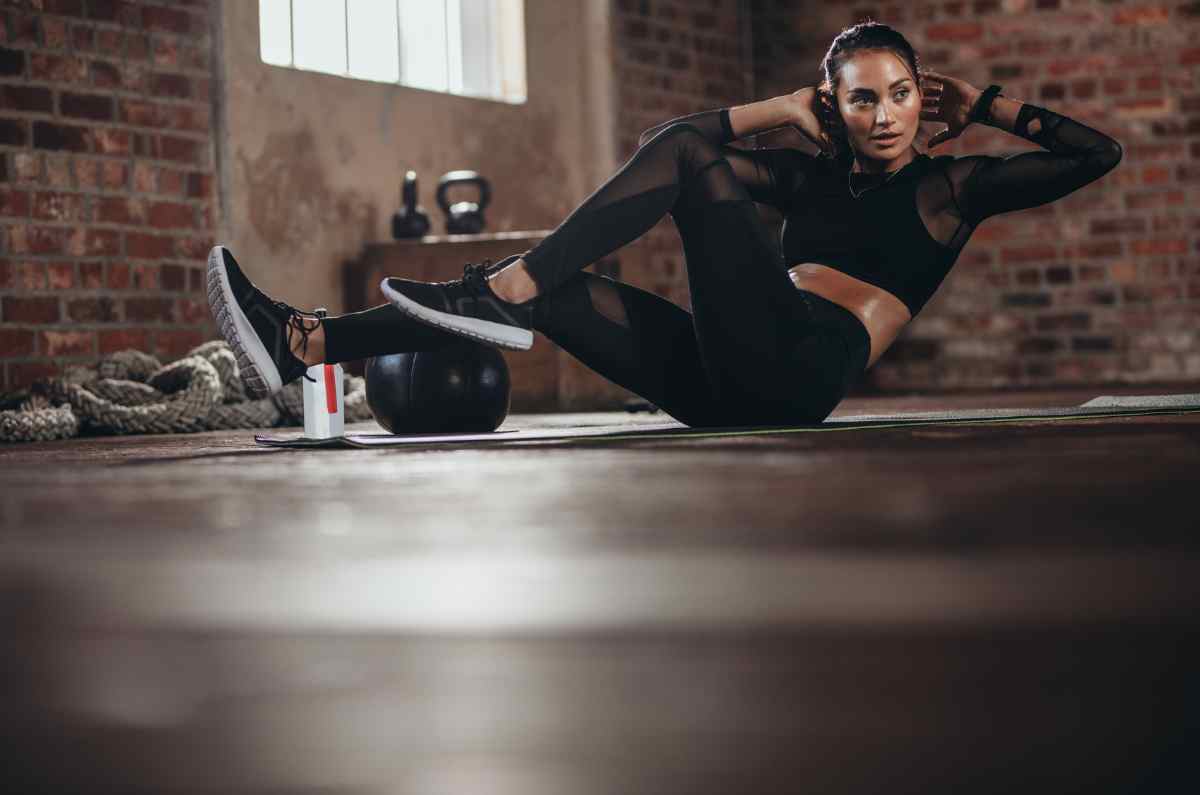 4 planchas fáciles para evitar flacidez en tu abdomen si tienes más 40