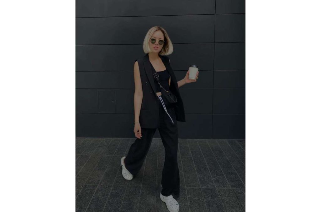 Outfits con crocs que te harán lucir arreglada en la oficina 0