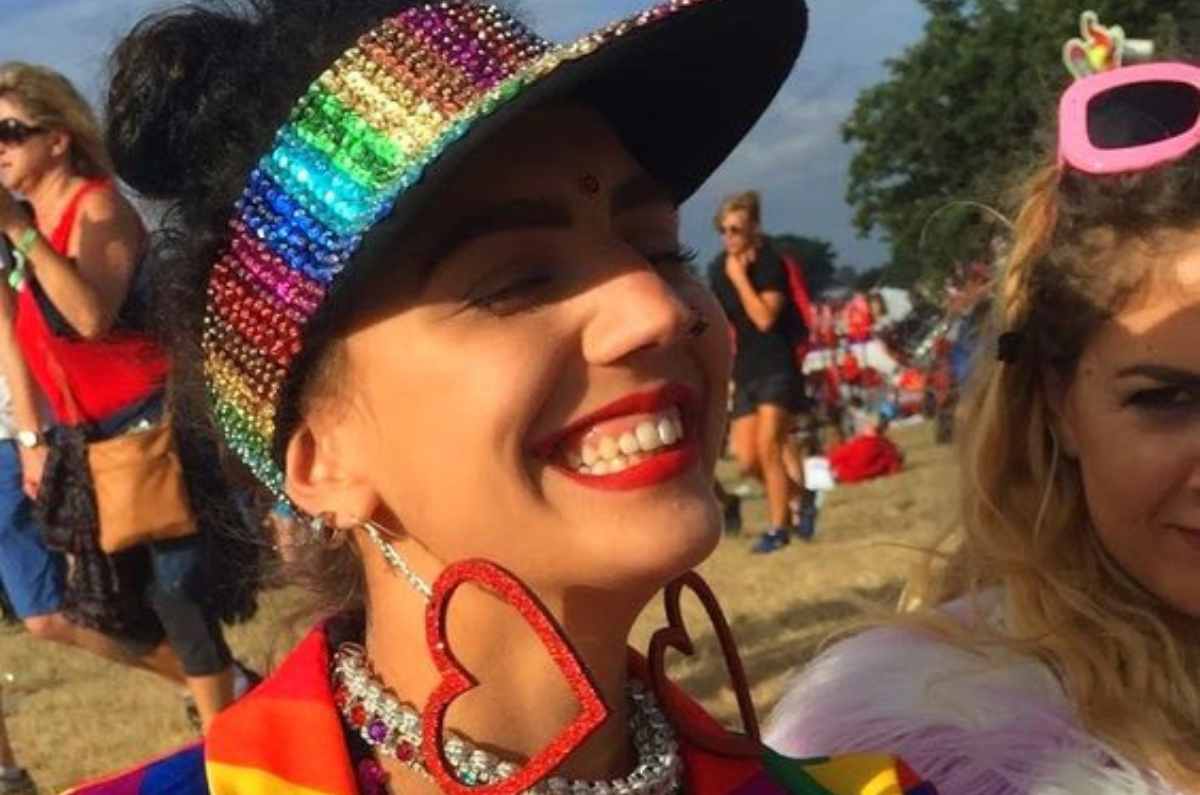 Accesorios colorful que elevarán tu outfit pride