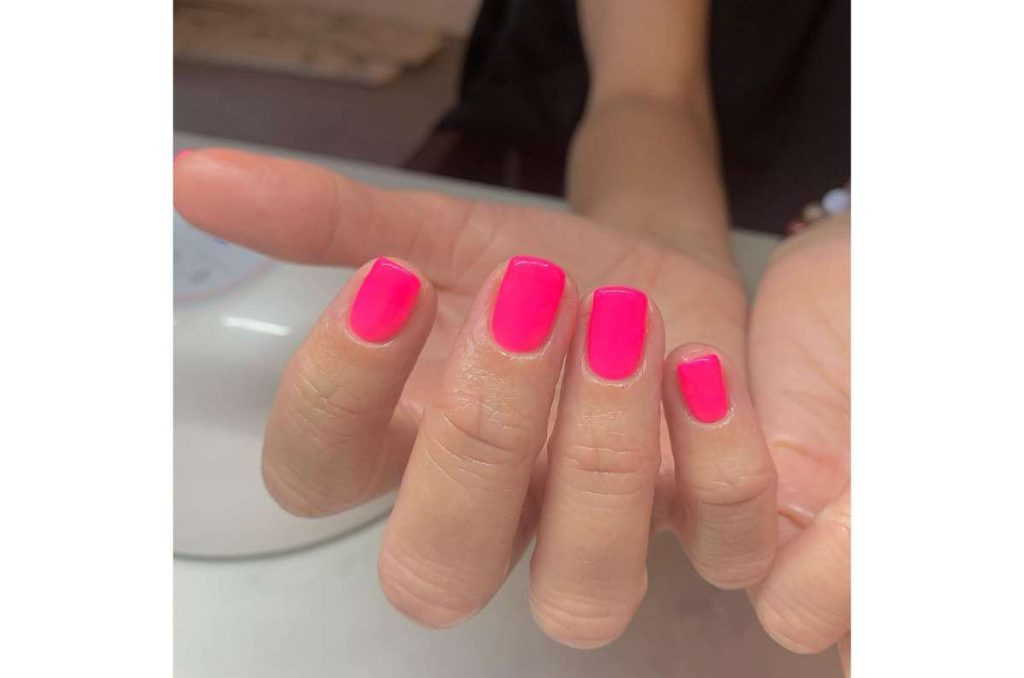 5 formas chic y elegantes de llevar uñas rosas 3
