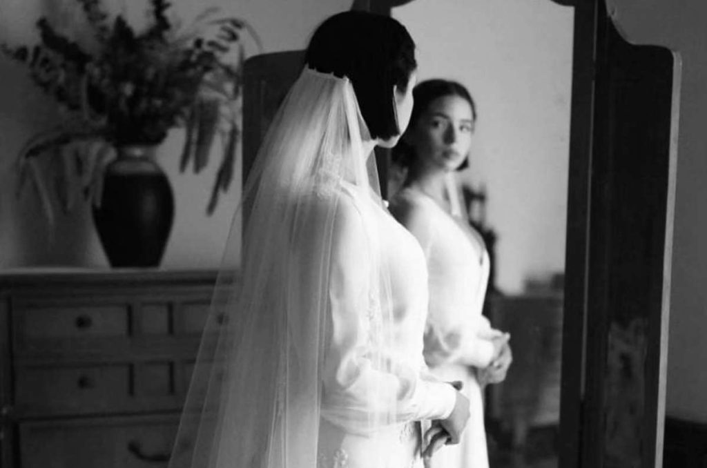 Ángela Aguilar vestida de novia