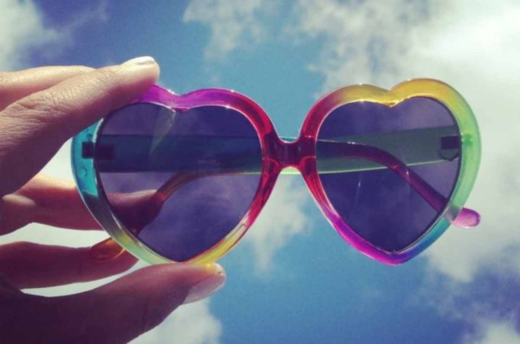 Accesorios colorful que elevarán tu outfit pride 6
