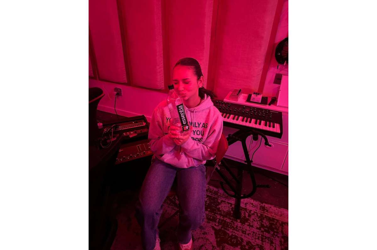 Natasha Rodriguez canta, como JLo