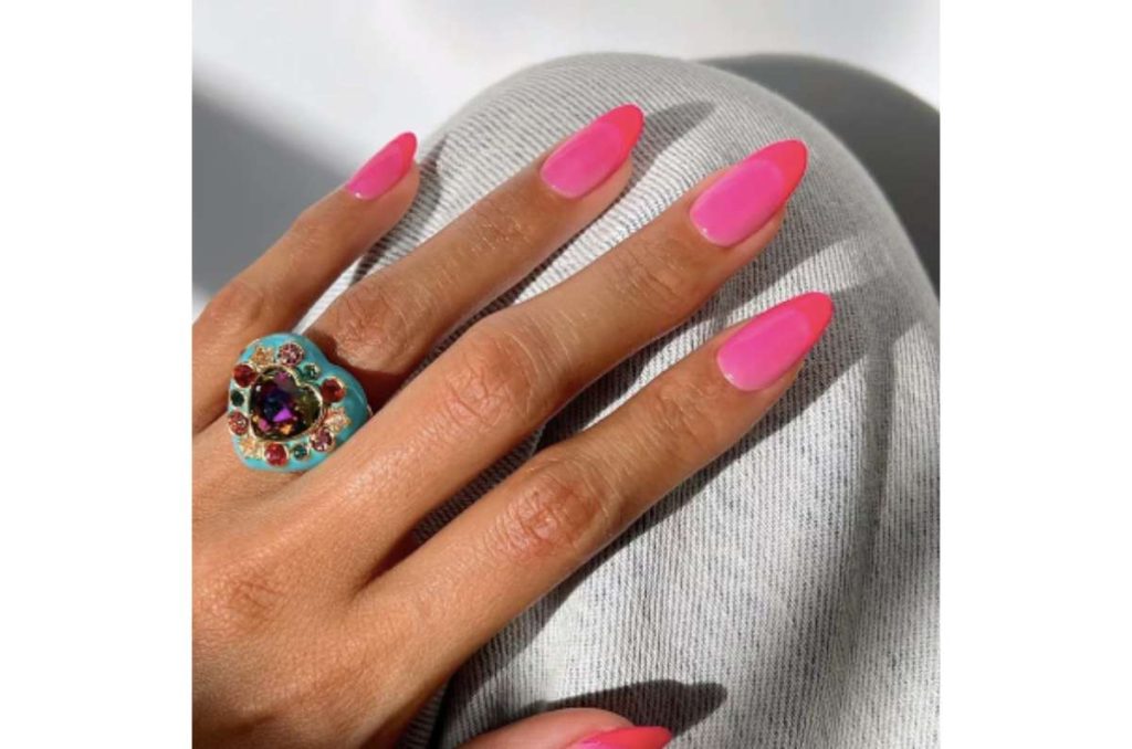 Mani francés neón: las uñas que gritan verano 2