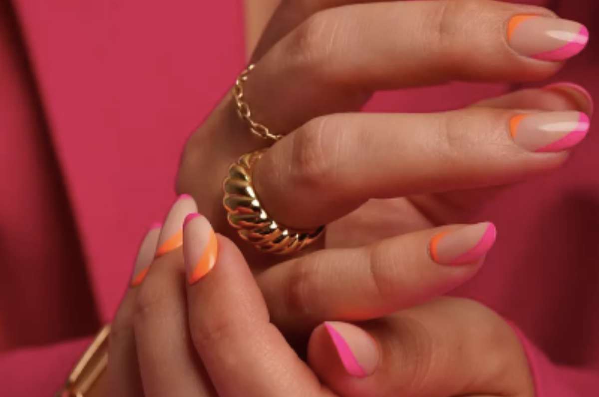 Mani francés neón: las uñas que gritan verano