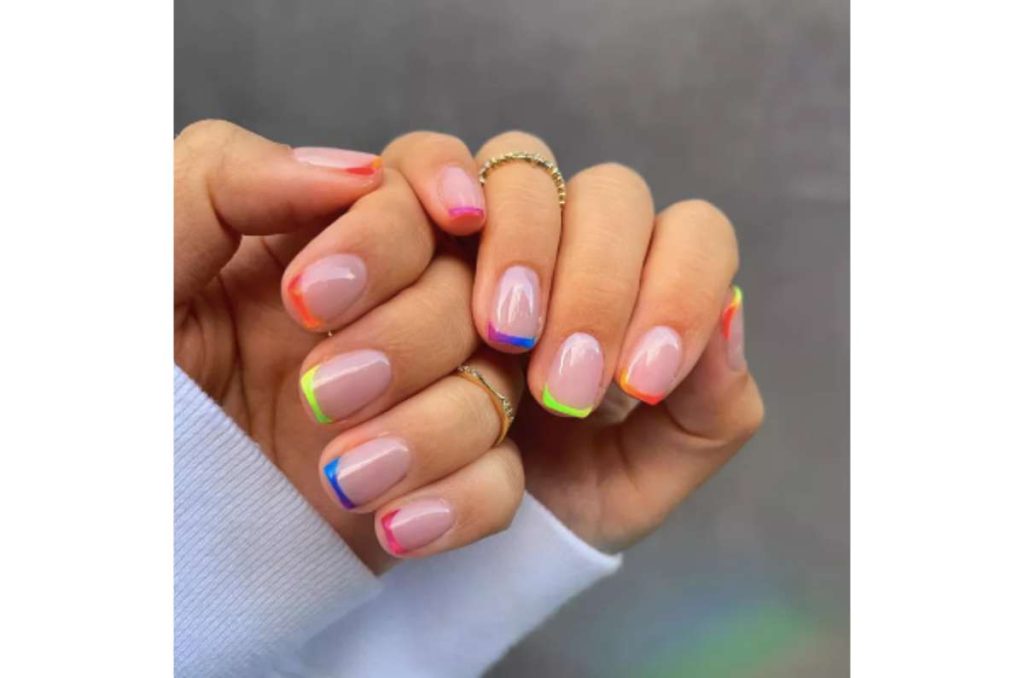 Mani francés neón: las uñas que gritan verano 0