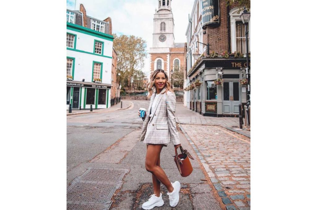 5 outfits con tenis chunky para ir al trabajo y verte arreglada 1