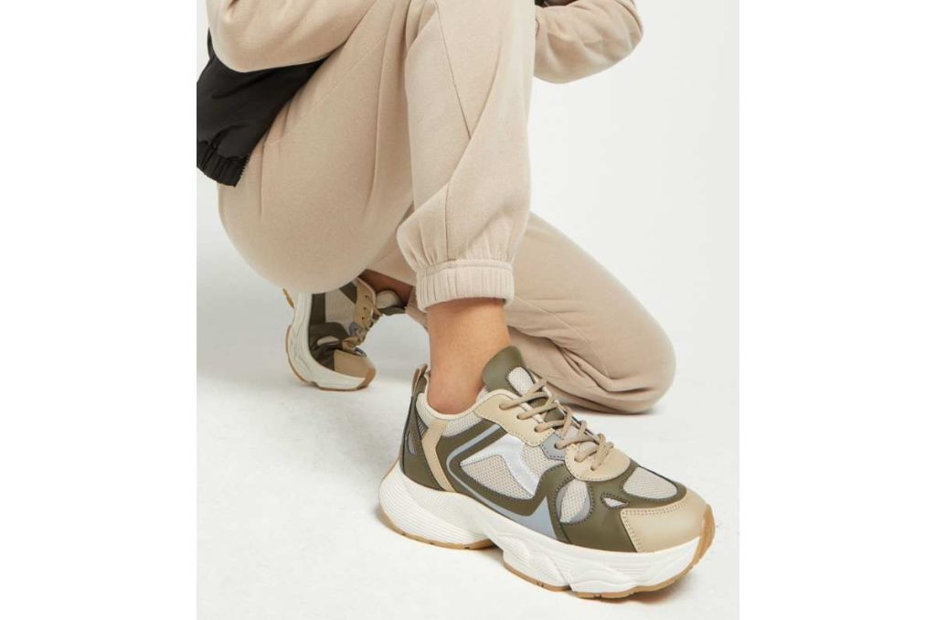 5 outfits con tenis chunky para ir al trabajo y verte arreglada 2
