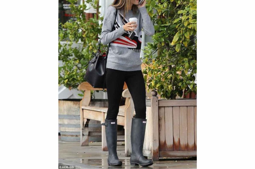 Ideas de outfits con botas de lluvia que combinan con cualquier prenda 2
