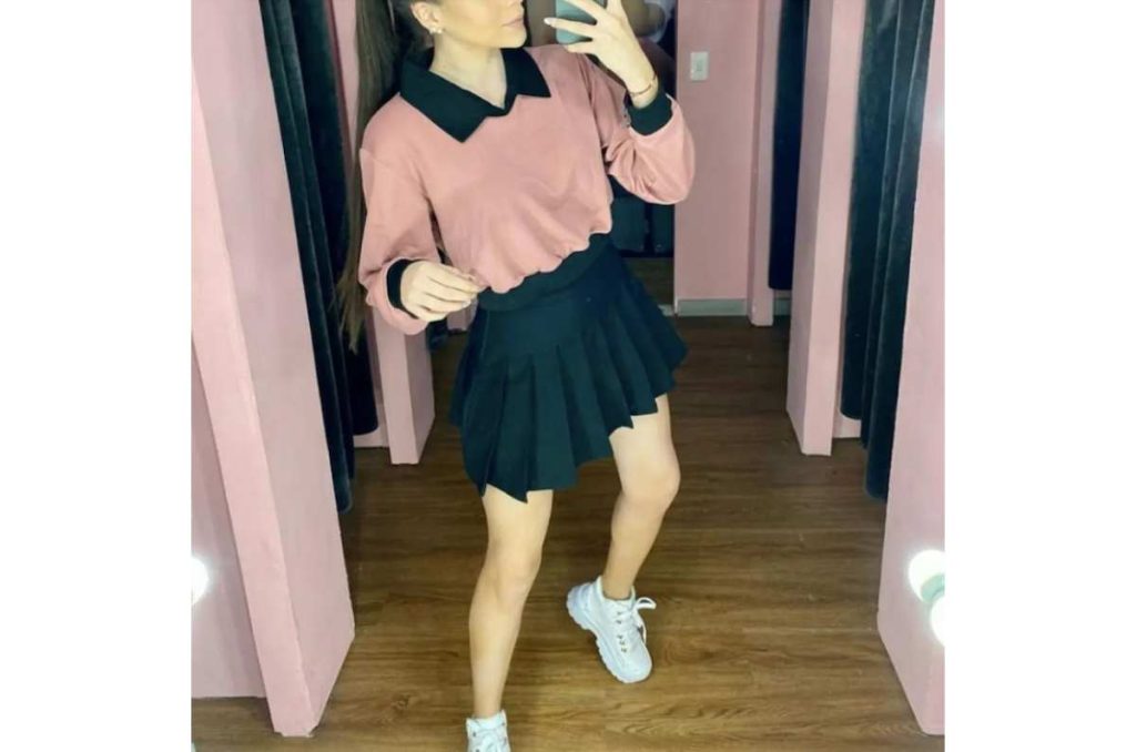 Outfits con falda tableada corta que sí puedes llevar a la oficina 2
