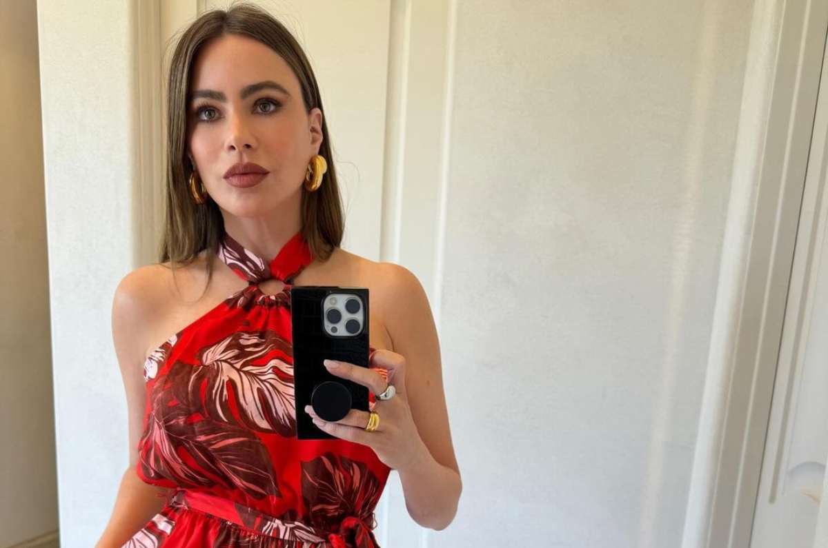 Sofía Vergara en maxivestido y tenis blancos: el look ideal del verano