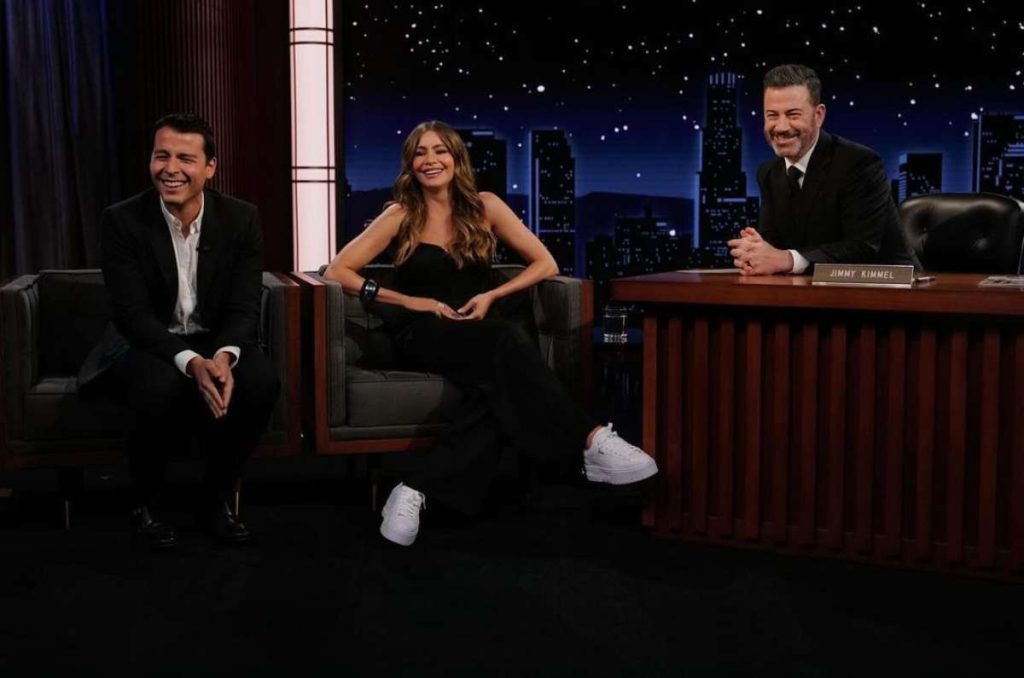 Sofía Vergara en maxivestido y tenis blancos: el look ideal del verano 1