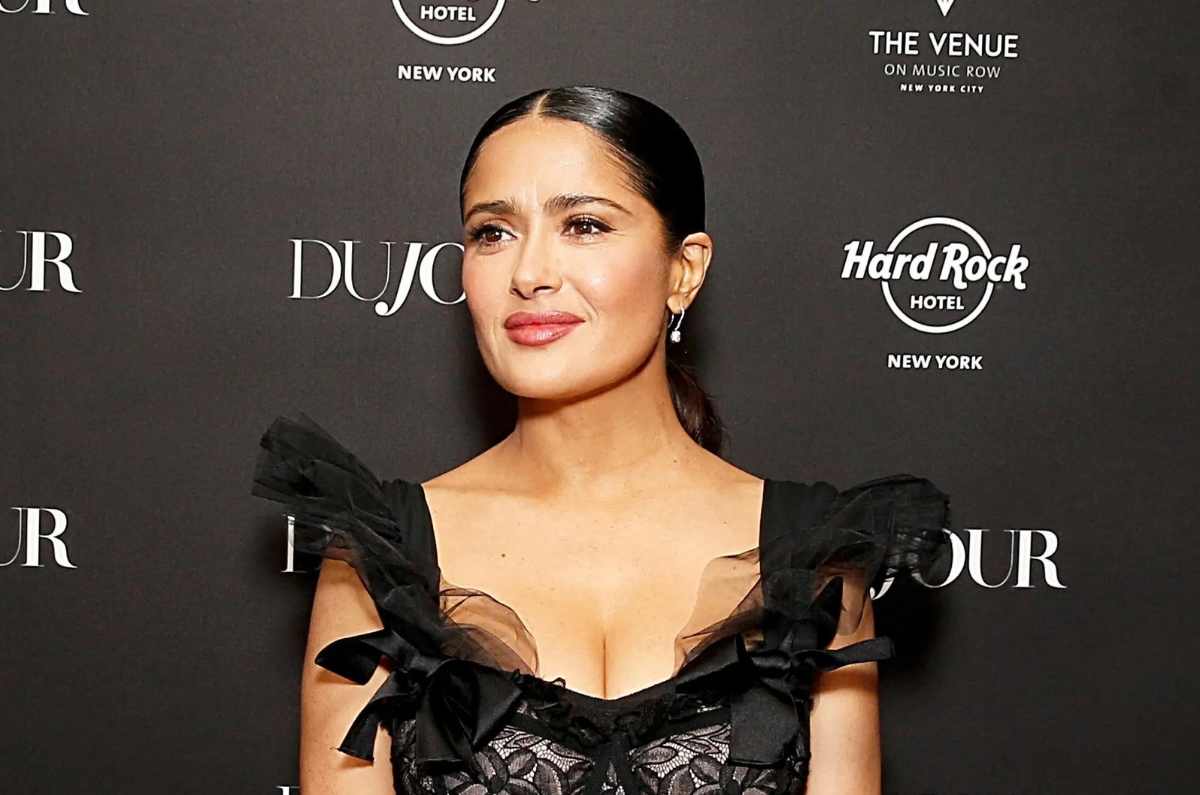 Salma Hayek muestra cómo lucir ropa en transparencias si tienes 50s
