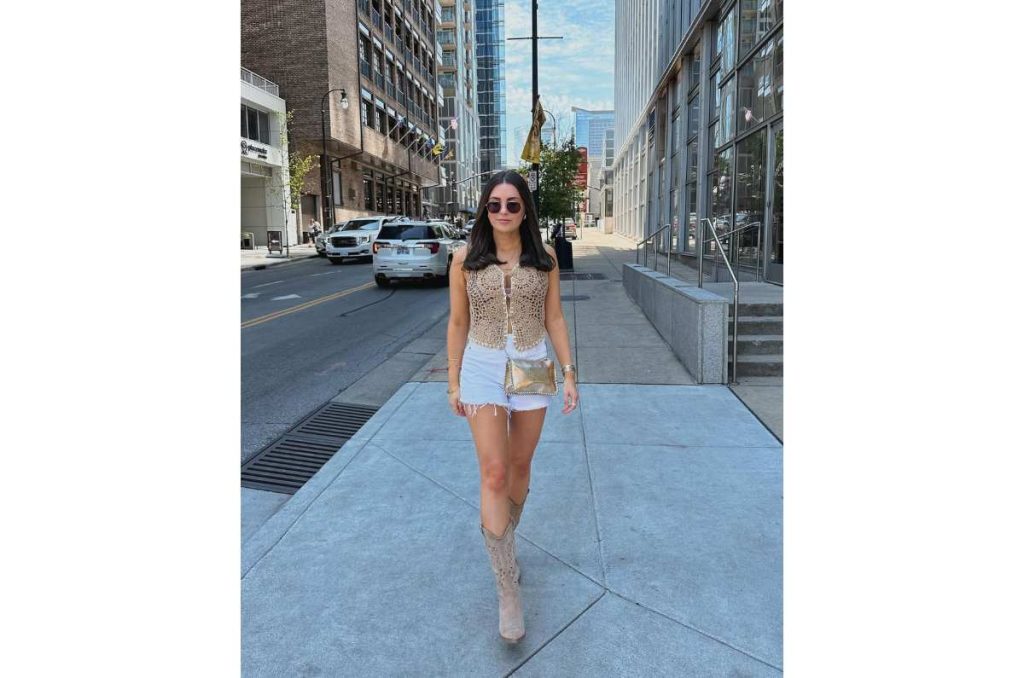 5 formas chic de combinar tus shorts de mezclilla para usarlos en el trabajo 2