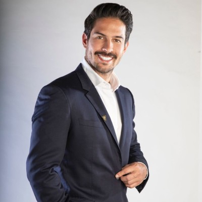 Él es el hijo del Dr. Simi, el guapo y exitoso hombre con el que aseguran sale Irina Baeva 3