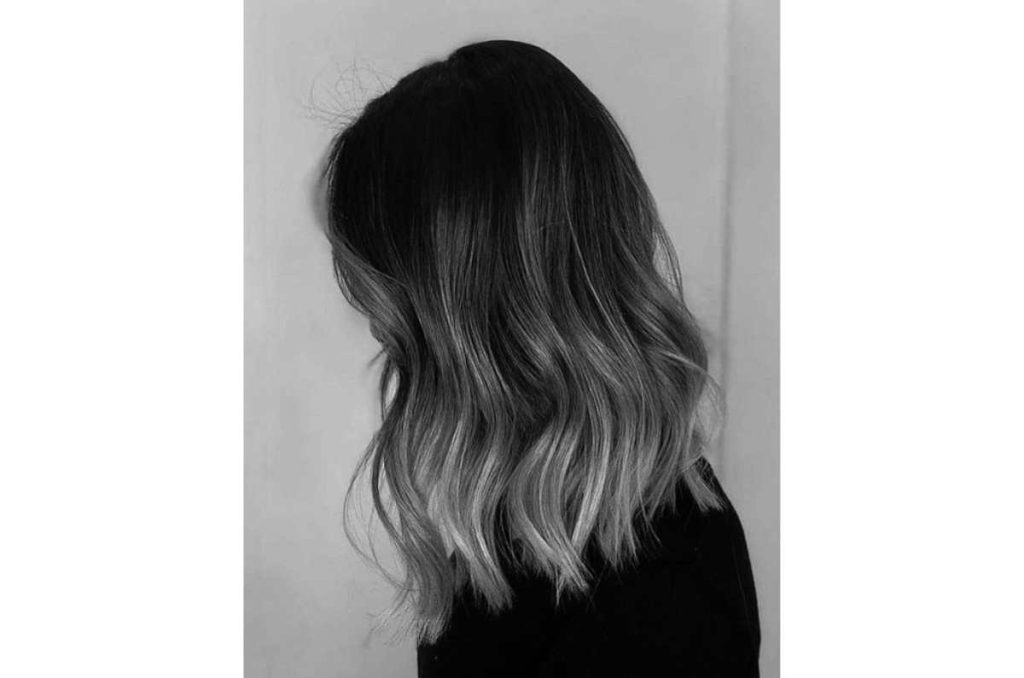 Balayage gris en cabello oscuro; ¿qué colores me favorecen si soy morena clara? 2