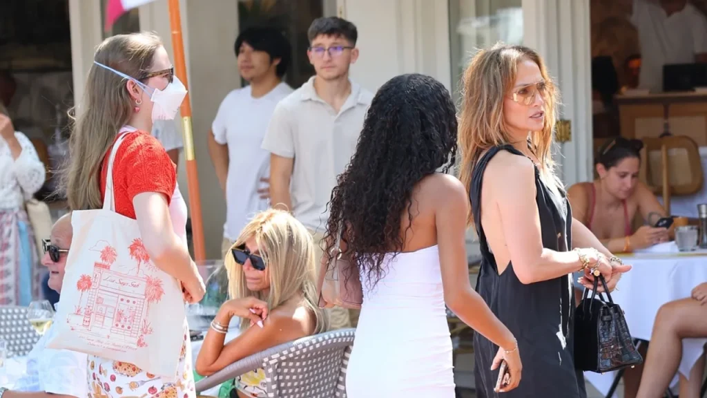 Jennifer Lopez y su hijastra Violet Affleck pasean por los Hamptons, tras los rumores de divorcio 1