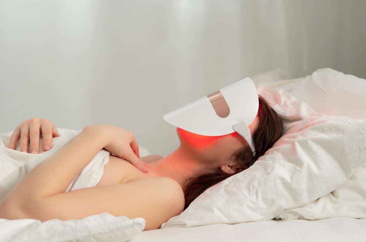 Máscaras de luz led roja en la cara: lo que hay que saber de esta forma de contrarrestar el envejecimiento