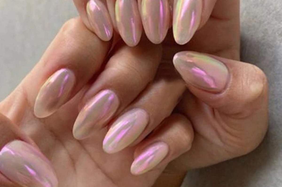 Diseños de uñas color rosa con efecto Aurora; para un mani elegante