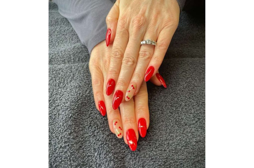 15 diseños de uñas rojas para llevar un mani clásico pero renovado 3