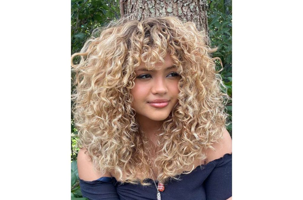 5 estilos para llevar el pelo medio rizado 3