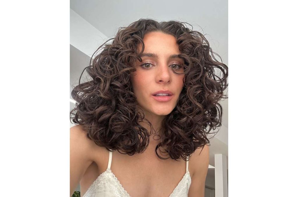 5 estilos para llevar el pelo medio rizado 2