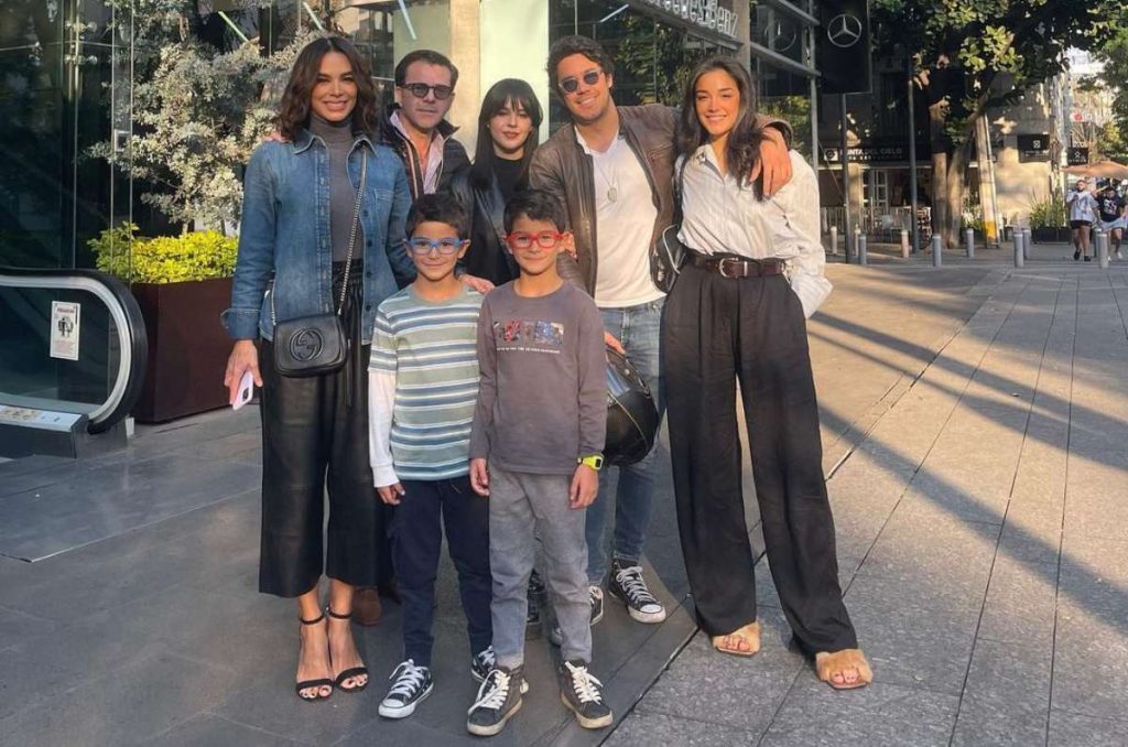 Alejandra Capetillo con sus hermanos y padres