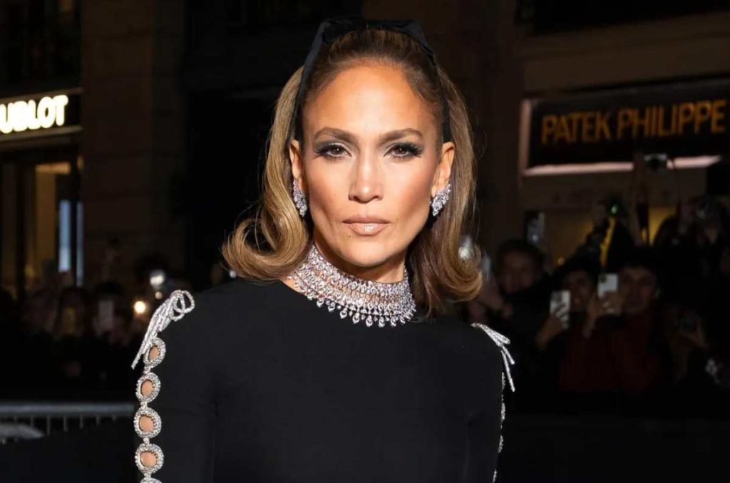Jennifer Lopez muestra cómo usar la moda coquette a los 50+ 3