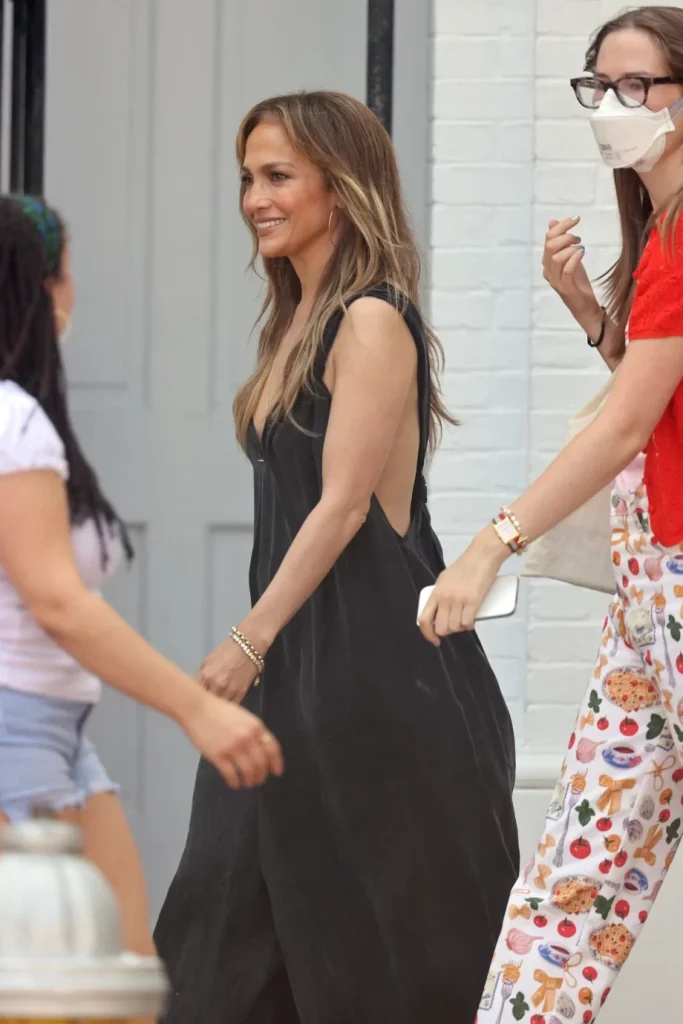 Jennifer Lopez y su hijastra Violet Affleck pasean por los Hamptons, tras los rumores de divorcio 3