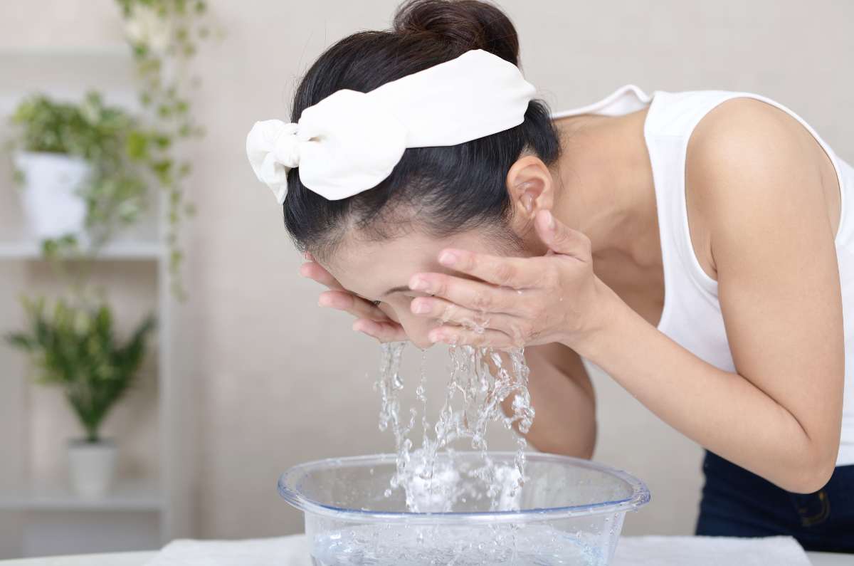 Agua salada: cómo lavar de manera correcta tu cara con esta tendencia