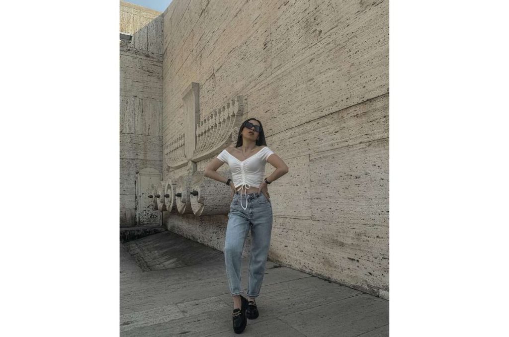 Looks de oficina casuales con mom jeans SIN tenis 2